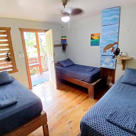 Roatan Backpackers' Hostel Sandy Bay Екстериор снимка