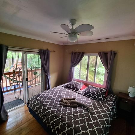 Roatan Backpackers' Hostel Sandy Bay Екстериор снимка