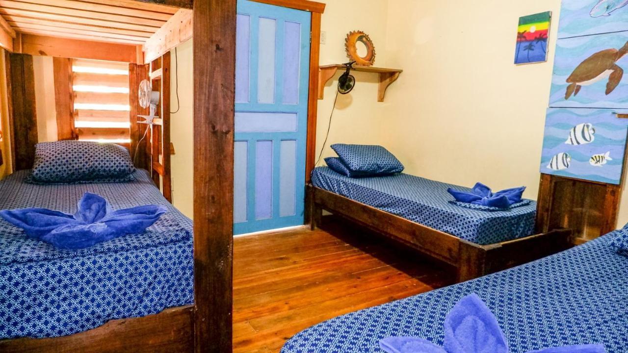 Roatan Backpackers' Hostel Sandy Bay Екстериор снимка