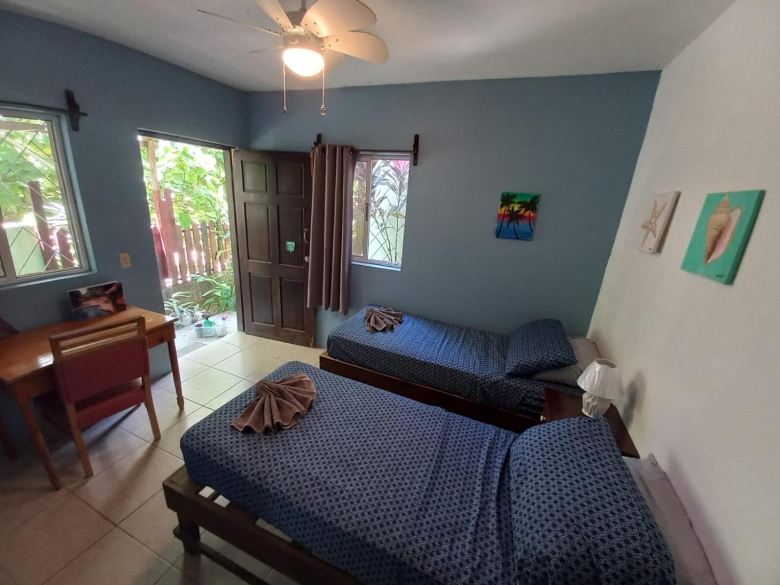 Roatan Backpackers' Hostel Sandy Bay Екстериор снимка
