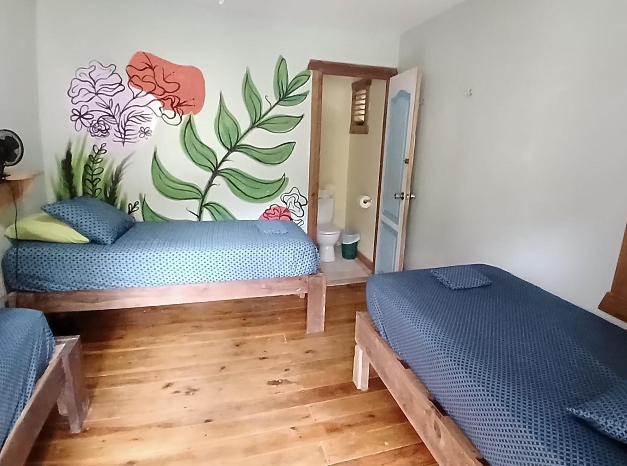 Roatan Backpackers' Hostel Sandy Bay Екстериор снимка