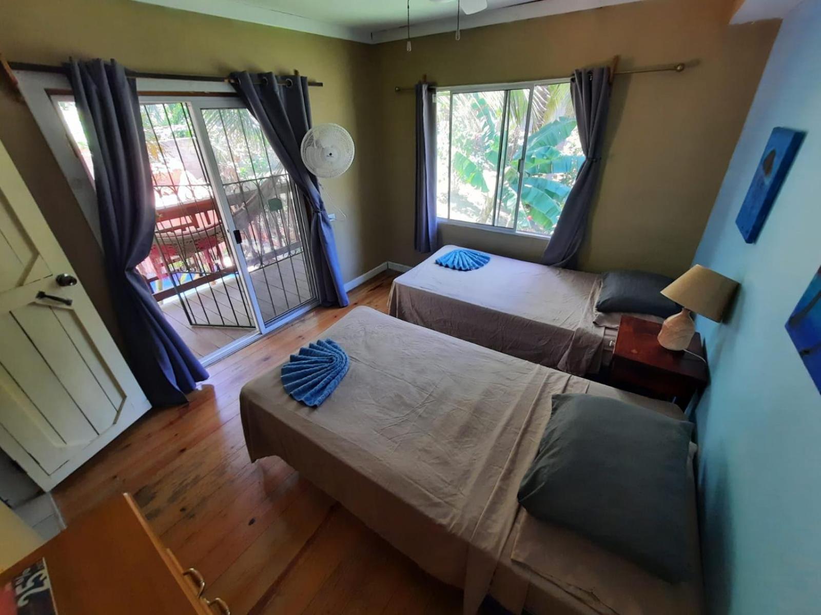 Roatan Backpackers' Hostel Sandy Bay Екстериор снимка