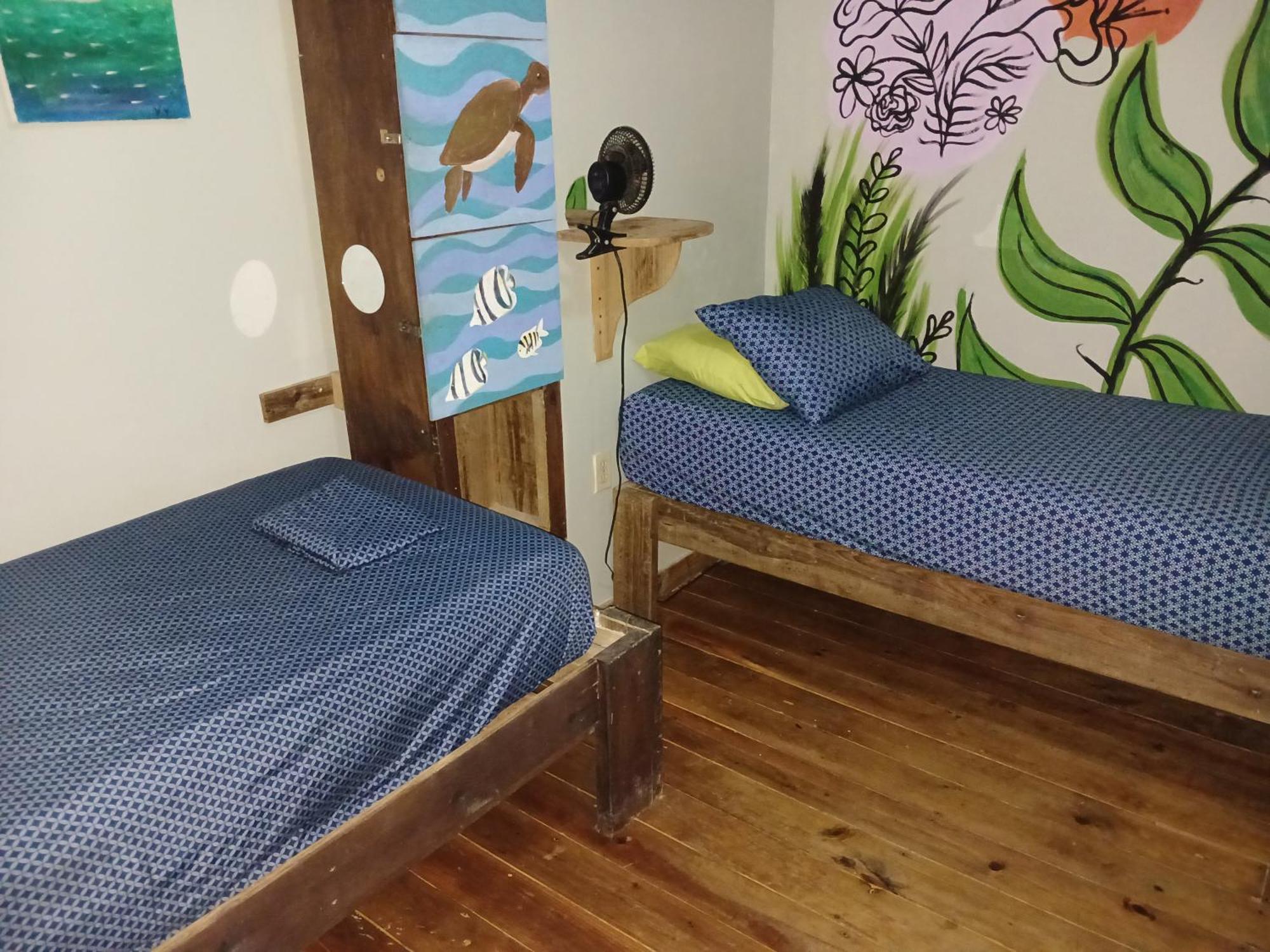 Roatan Backpackers' Hostel Sandy Bay Екстериор снимка