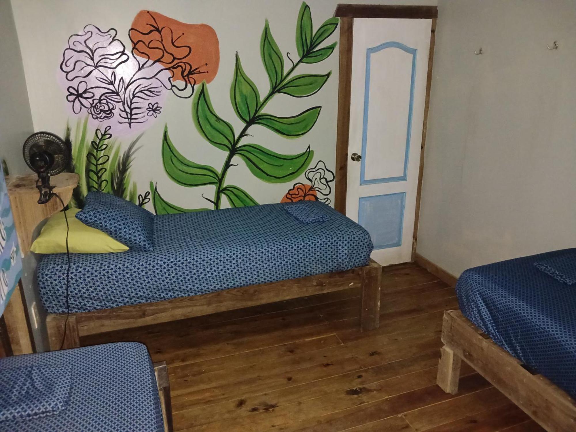 Roatan Backpackers' Hostel Sandy Bay Екстериор снимка