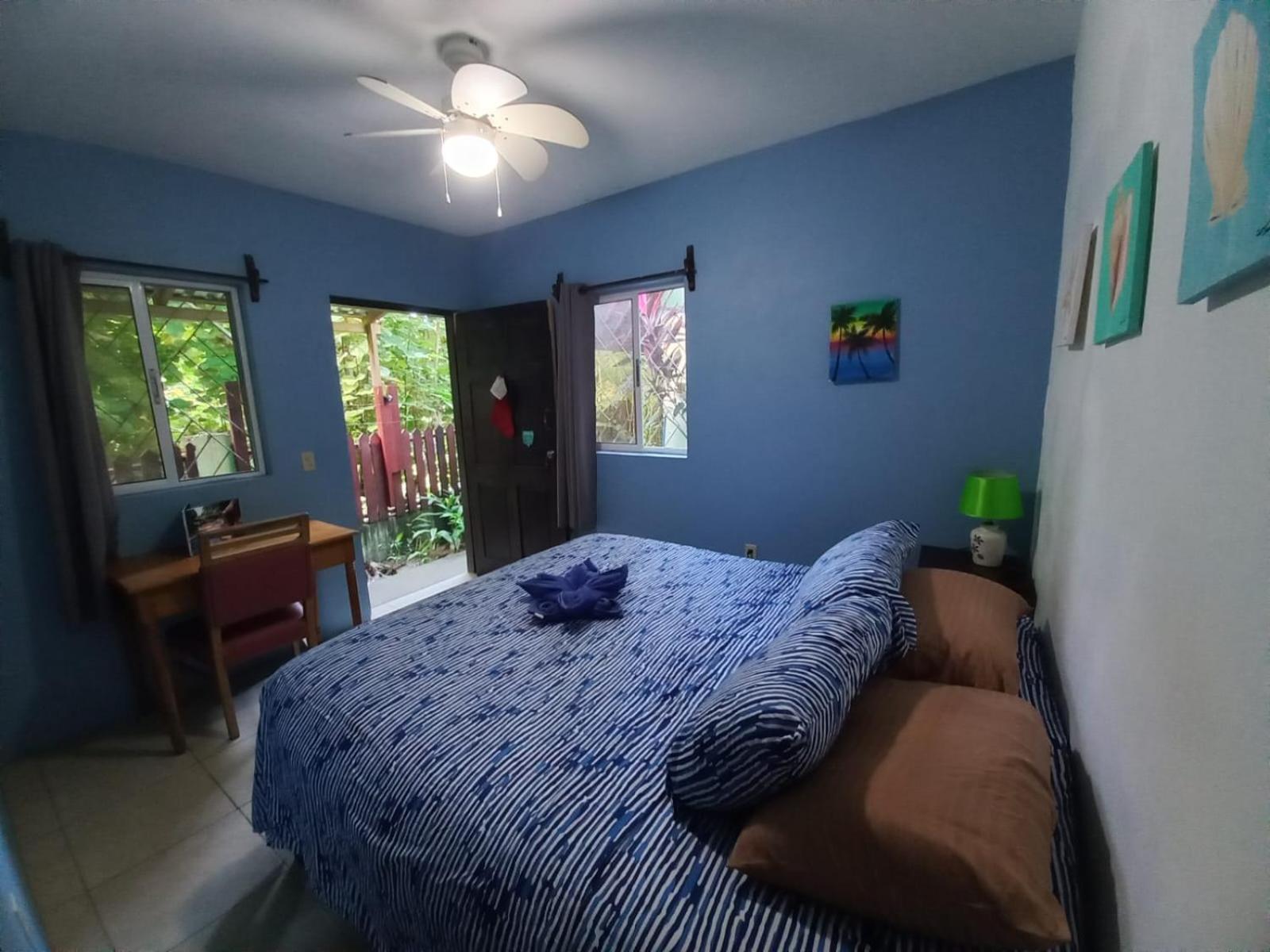 Roatan Backpackers' Hostel Sandy Bay Екстериор снимка