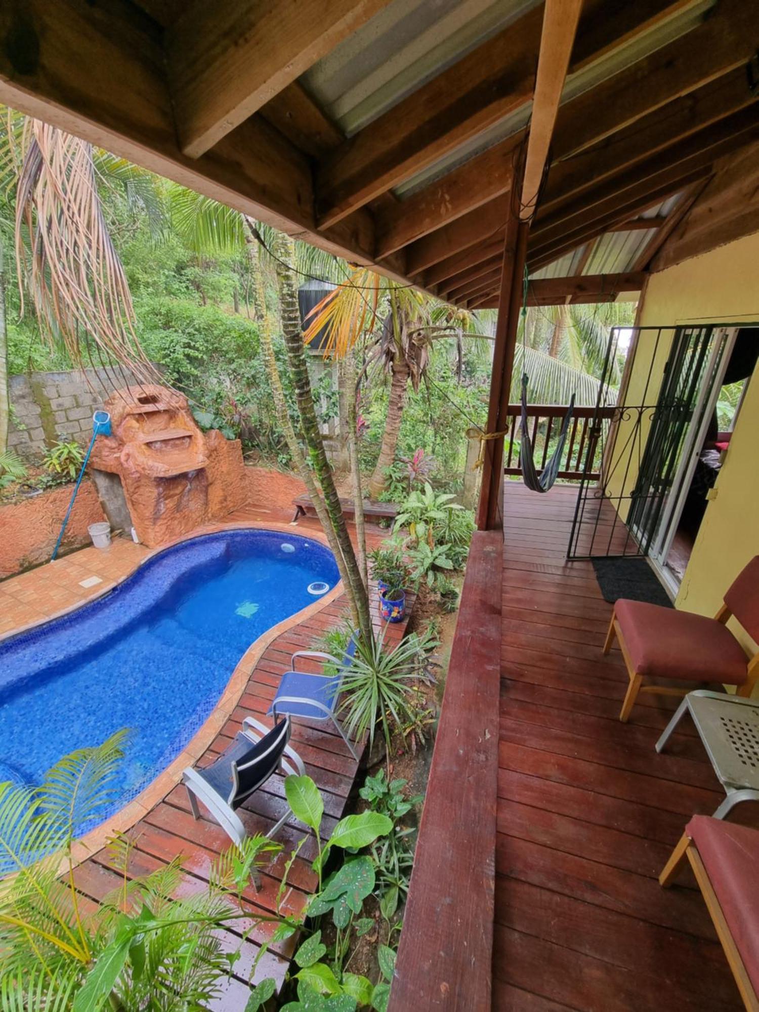 Roatan Backpackers' Hostel Sandy Bay Екстериор снимка