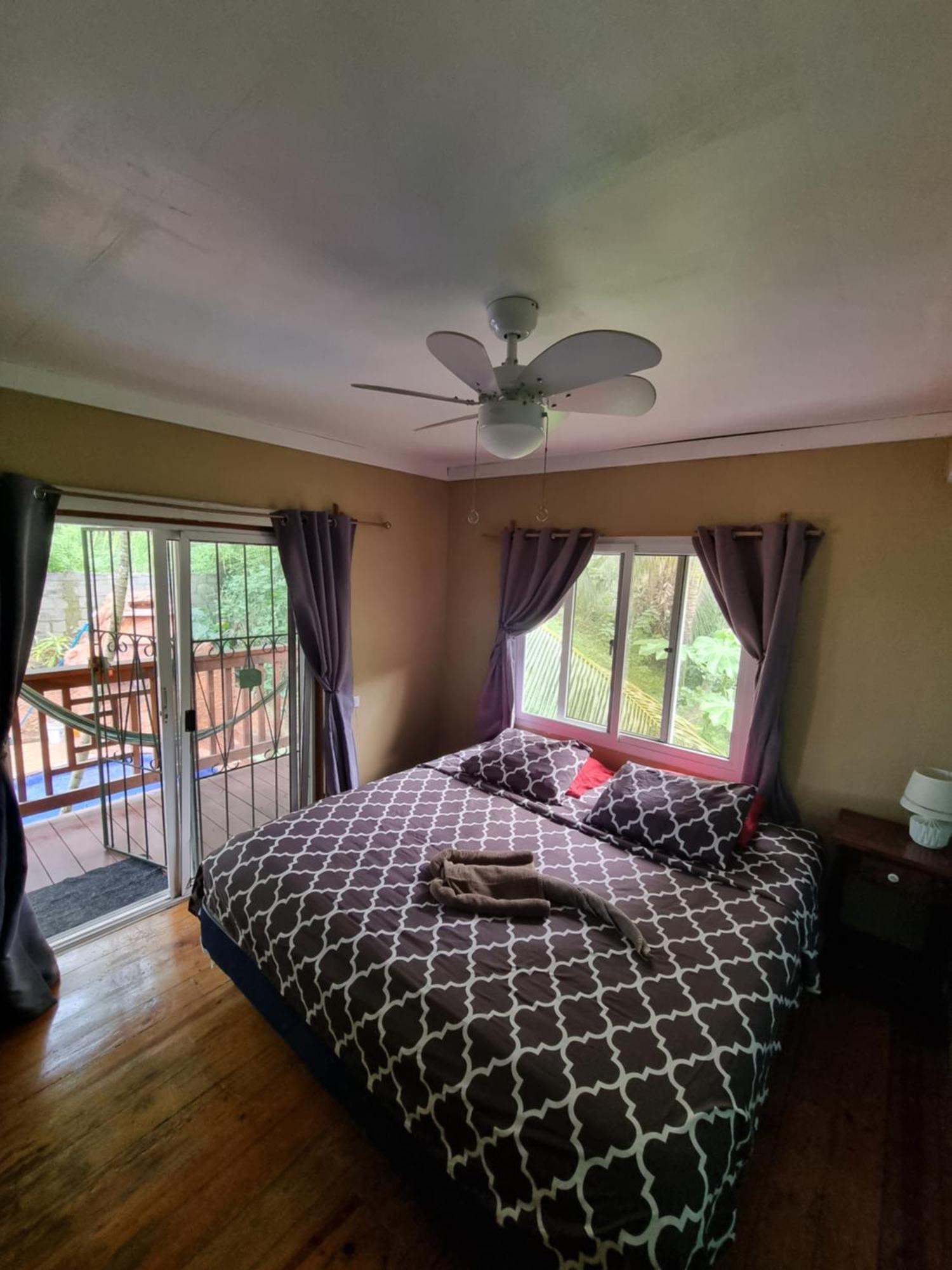 Roatan Backpackers' Hostel Sandy Bay Екстериор снимка