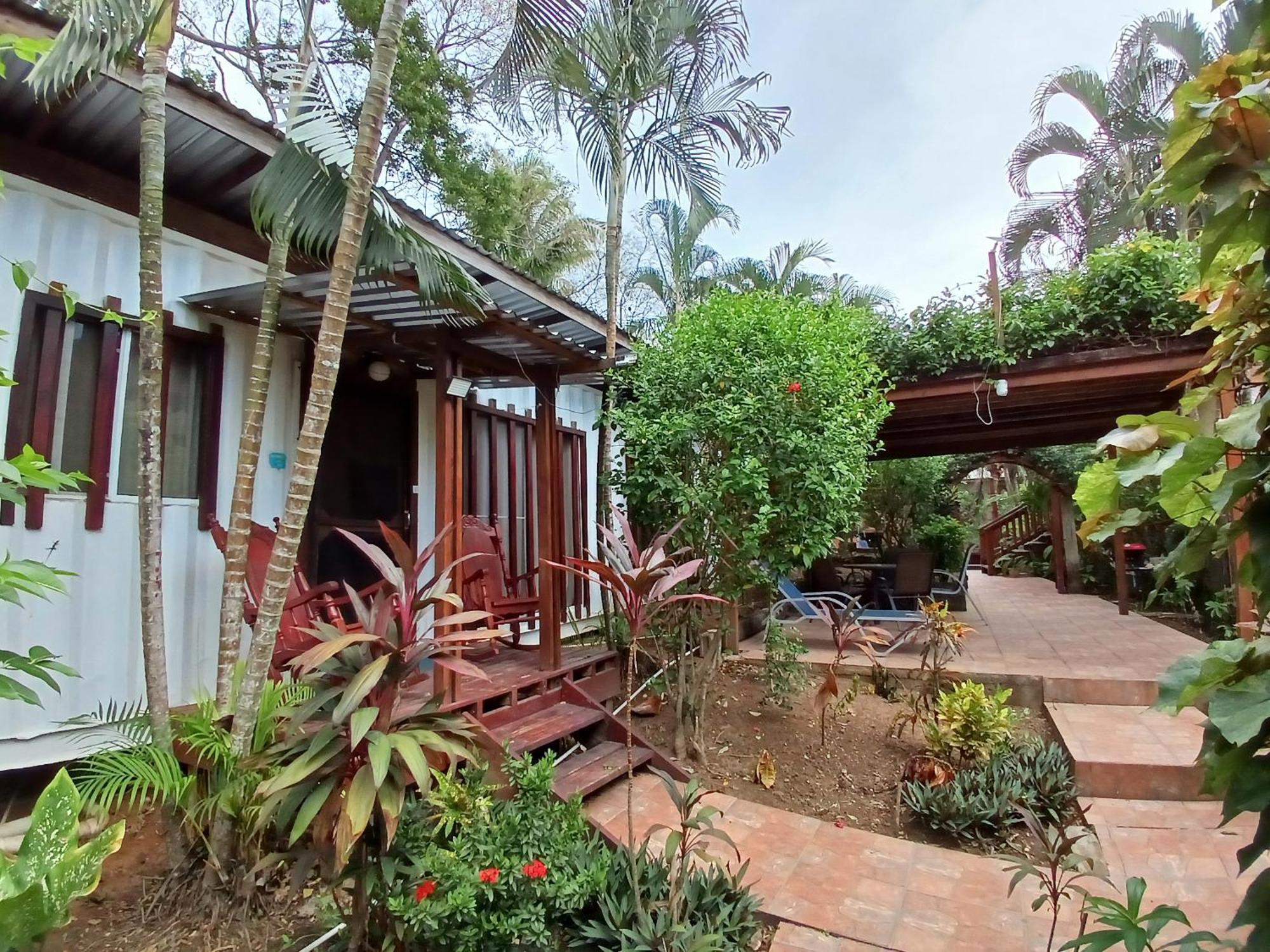 Roatan Backpackers' Hostel Sandy Bay Екстериор снимка