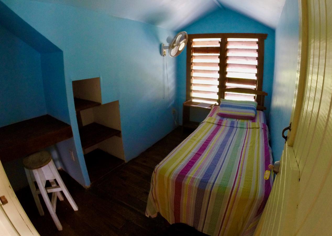 Roatan Backpackers' Hostel Sandy Bay Екстериор снимка