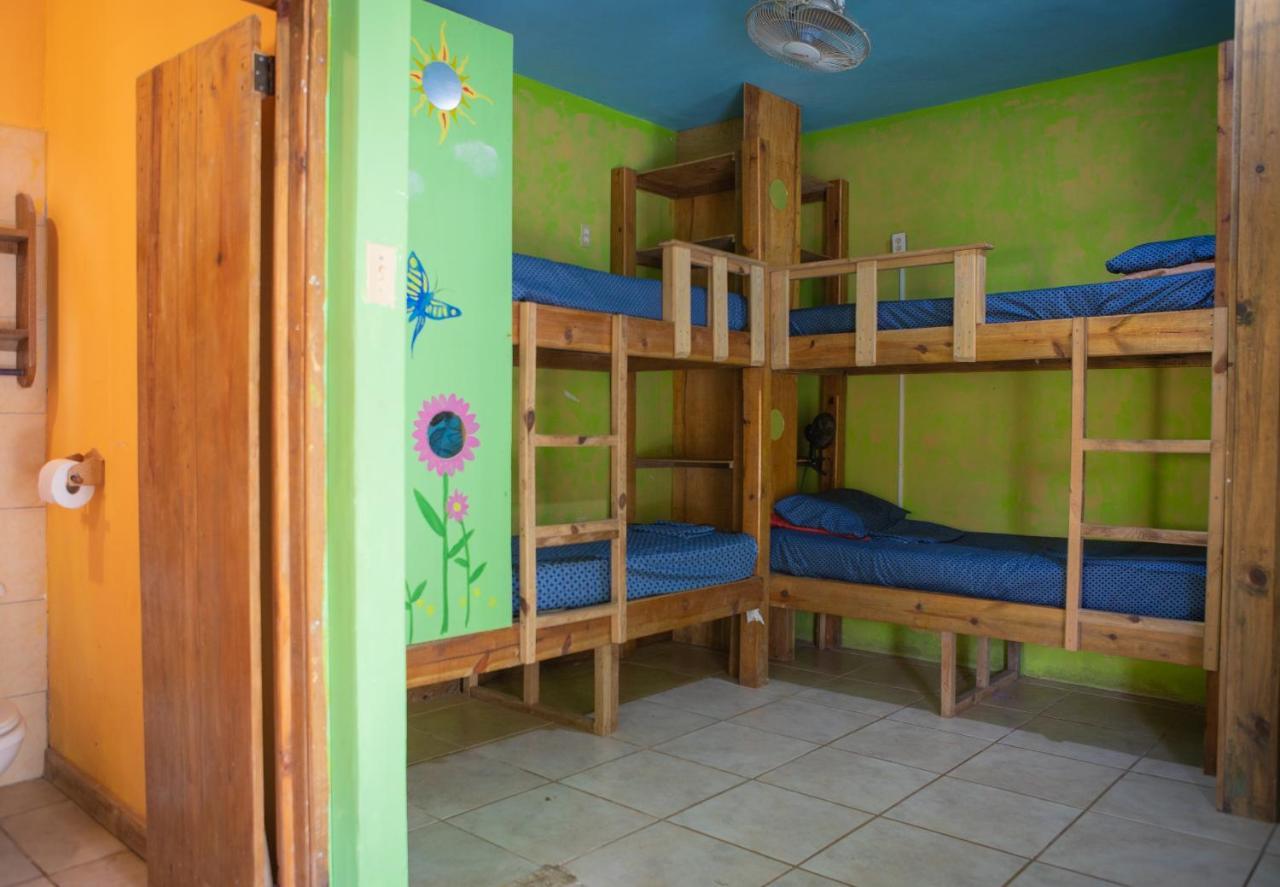 Roatan Backpackers' Hostel Sandy Bay Екстериор снимка